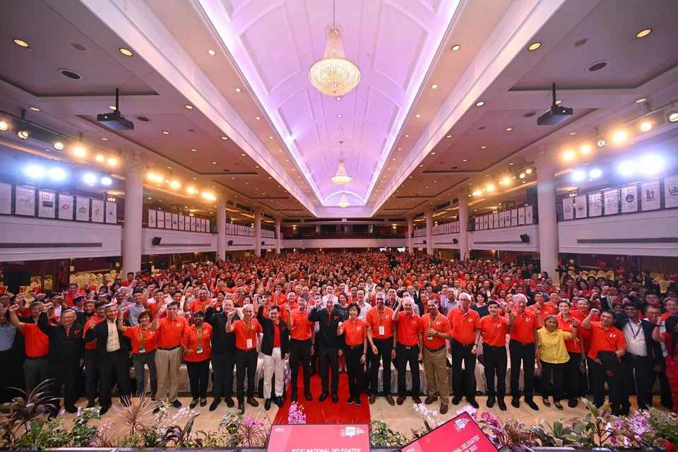 LAMBANG KERJASAMA: Sekitar 1,500 pemimpin kesatuan, rakan kongsi tiga pihak dan tetamu lain menghadiri Persidangan Perwakilan Kebangsaan (NDC) Kongres Kesatuan Sekerja Kebangsaan (NTUC) 2023 di Orchid Country Club pada Rabu. Persidangan itu diadakan setiap empat tahun sekali.