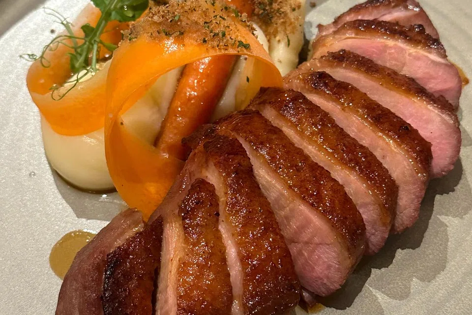 ENAK DAN BERMUTU TINGGI: Hidangan ‘Honey Glazed Duck Breast’ adalah antara hidangan yang laris dijual. 