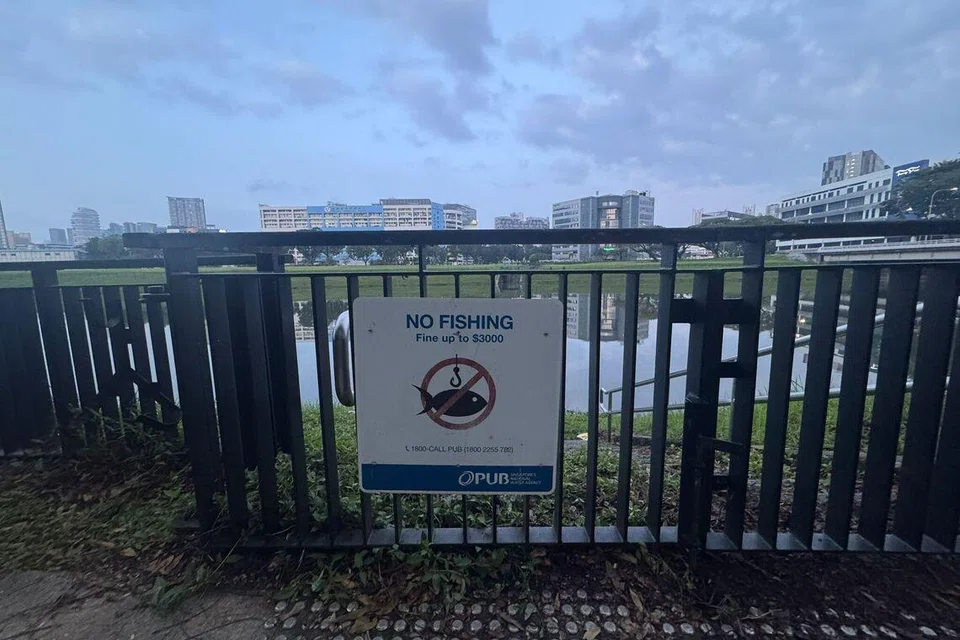 Papan tanda yang melarang orang awam daripada memancing dapat dilihat di pinggir Sungai Kallang. 