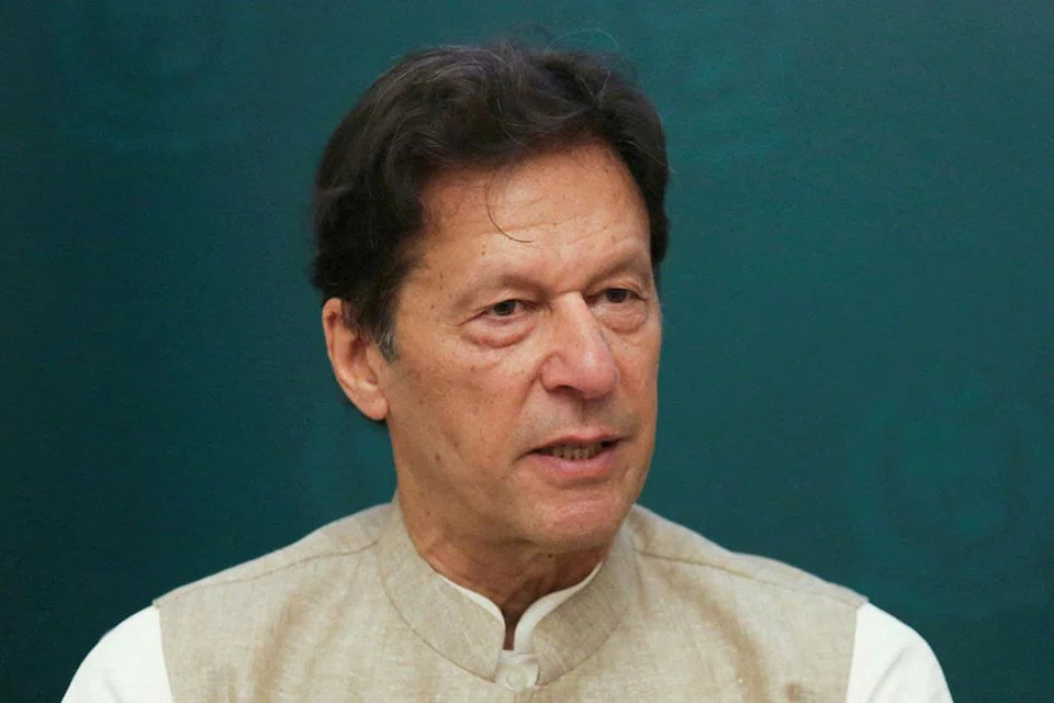 BANTAHAN: Sekumpulan peguam Pakistan, yang menyokong parti Pakistan Tehreek-e-Insaf (PTI), mengadakan bantahan terhadap parti pembangkang, yang mahu menggulingkan Presiden Imran Khan (gambar atas) pada 5 April. - Foto EPA-EFE, REUTERS