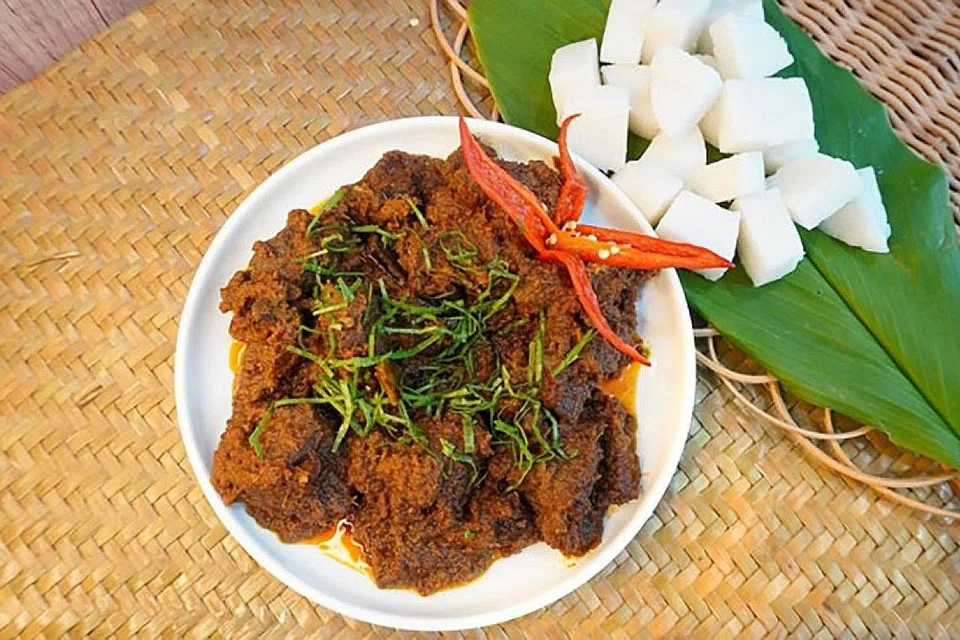 PILIHAN TERKINI: Memasak rendang kini menjadi lebih mudah dengan hanya perlu menambah santan dan ayam atau daging mengikut pilihan sendiri.