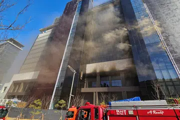 Asap berkepul dari sebuah bangunan yang sedang dalam pembinaan di Busan, Korea Selatan, pada 14 Februari 2025