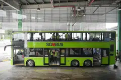 BAS BARU: Sebanyak 100 bas bertingkat yang dilengkapi dua tangga dan tiga pintu akan diperkenal di jalan raya di sini bermula tahun ini. - Foto BH oleh KUA CHEE SIONG