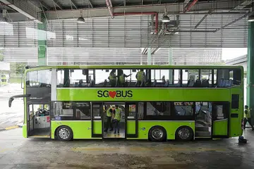 BAS BARU: Sebanyak 100 bas bertingkat yang dilengkapi dua tangga dan tiga pintu akan diperkenal di jalan raya di sini bermula tahun ini. - Foto BH oleh KUA CHEE SIONG