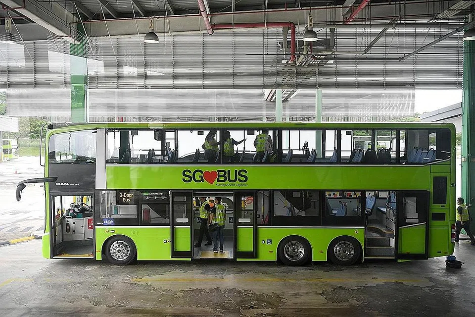 BAS BARU: Sebanyak 100 bas bertingkat yang dilengkapi dua tangga dan tiga pintu akan diperkenal di jalan raya di sini bermula tahun ini. - Foto BH oleh KUA CHEE SIONG