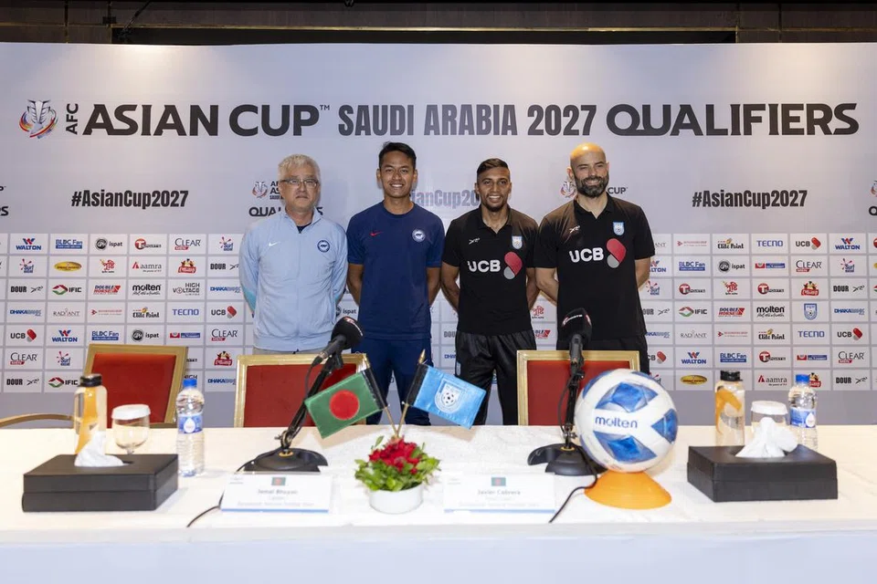 Perlawanan sengit dijangkakan antara Singapura dengan Bangladesh untuk perlawanan kelayakan Piala Asia mereka pada 10 Jun di Stadium Kebangsaan Bangabandhu, Dhaka, Bangladesh. Ketua jurulatih Singa, Tsutomu Ogura (kiri), jangkakan Bangladesh akan mencabar mereka dengan pemain seperti.antara lain, pemain tengah mereka, Jamal Bhuyan (tiga dari kiri) di bawah bimbingan ketua jurulatih mereka, Javier Cabrera (kanan).