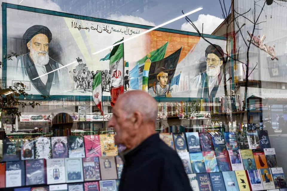 Sebuah mural yang memaparkan pemimpin Revolusi Islam Iran yang telah meninggal dunia, Ayatollah Ruhollah Khomeini, dan bekas pemimpin tertinggi Iran, Ayatollah Ali Khamenei, dipapar pada tingkap sebuah kedai buku di Teheran pada 5 April 2026. 