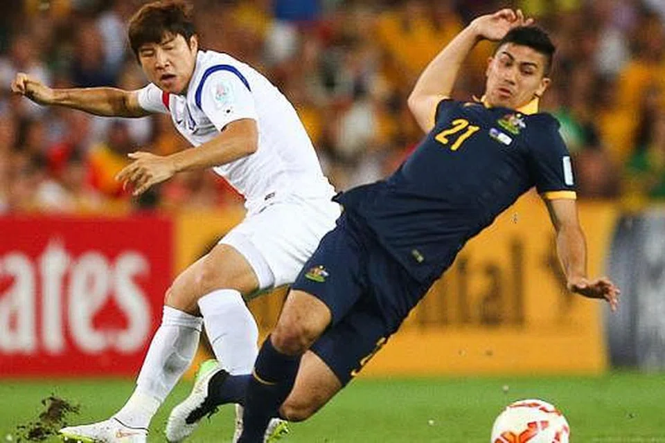 PERTEMUAN KEDUA: Pemain Australia Massimo Luongo (kanan) bersaing mendapatkan bola dengan Park Joo Hoo dari Korea Selatan di peringkat kumpulan. Kededua pemain ini akan berentap sekali lagi di final lusa. - Foto AFP