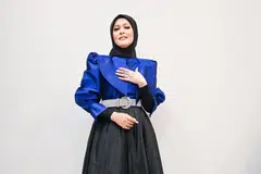 TIDAK PEDULI: Penyanyi Sharifah Zarina tidak mempedulikan komen warganet yang mengkritik nyanyiannya semasa membawa lagu ‘Dawai’.