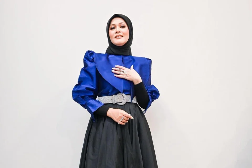 TIDAK PEDULI: Penyanyi Sharifah Zarina tidak mempedulikan komen warganet yang mengkritik nyanyiannya semasa membawa lagu ‘Dawai’.