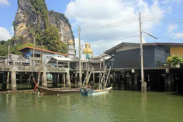 PERKAMPUNGAN MUSLIM TERAPUNG: Penulis sempat mengunjungi Perkampungan Muslim Terapung di Krabi, Thailand, dengan menaiki bot laju. - Foto ihsan NUR SYAMIMI AWALLUDIN