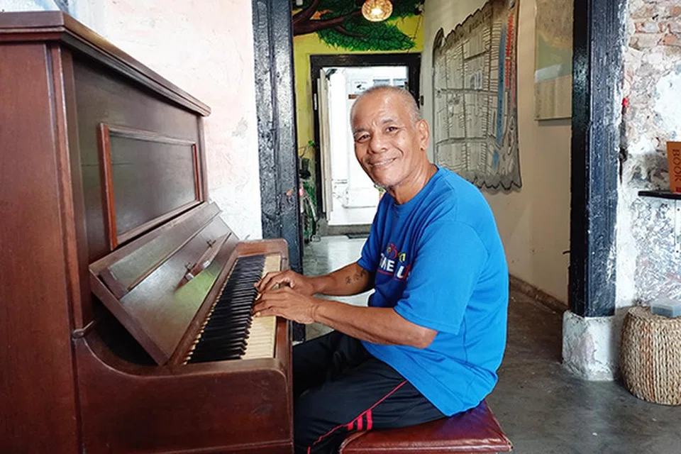 MENARUH HARAPAN: Ross Ariffin berharap dirinya dapat kembali mencipta lagu dan bermain muzik sebagaimana dahulu dan tidak hidup gelandangan dan berpindah-randah.