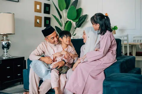 Banyak nilai murni dan adab beraya yang boleh diterapkan dalam diri anak-anak pada musim Lebaran.