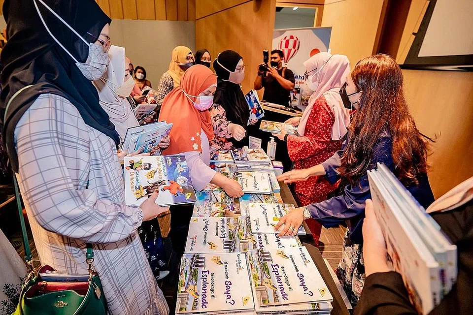 DAPAT SAMBUTAN: Ramai tetamu mengambil kesempatan untuk membeli koleksi buku terkini Cik Hana Mohd, Ada di Kota Singa, semasa majlis pelancarannya di Institut Pembelajaran Sepanjang Hayat baru-baru ini. 