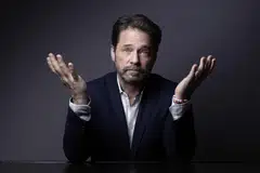 Pelakon, Jason Priestley, berkongsi dalam program sembang, ‘Live With Kelly And Mark’, tentang perangai Brad Pitt yang menjengkelkan kerana boleh tahan tidak mandi selama berhari-hari lamanya.