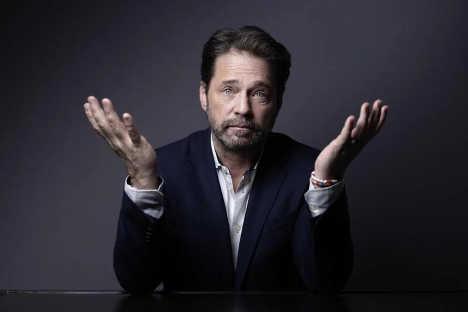 Pelakon, Jason Priestley, berkongsi dalam program sembang, ‘Live With Kelly And Mark’, tentang perangai Brad Pitt yang menjengkelkan kerana boleh tahan tidak mandi selama berhari-hari lamanya.