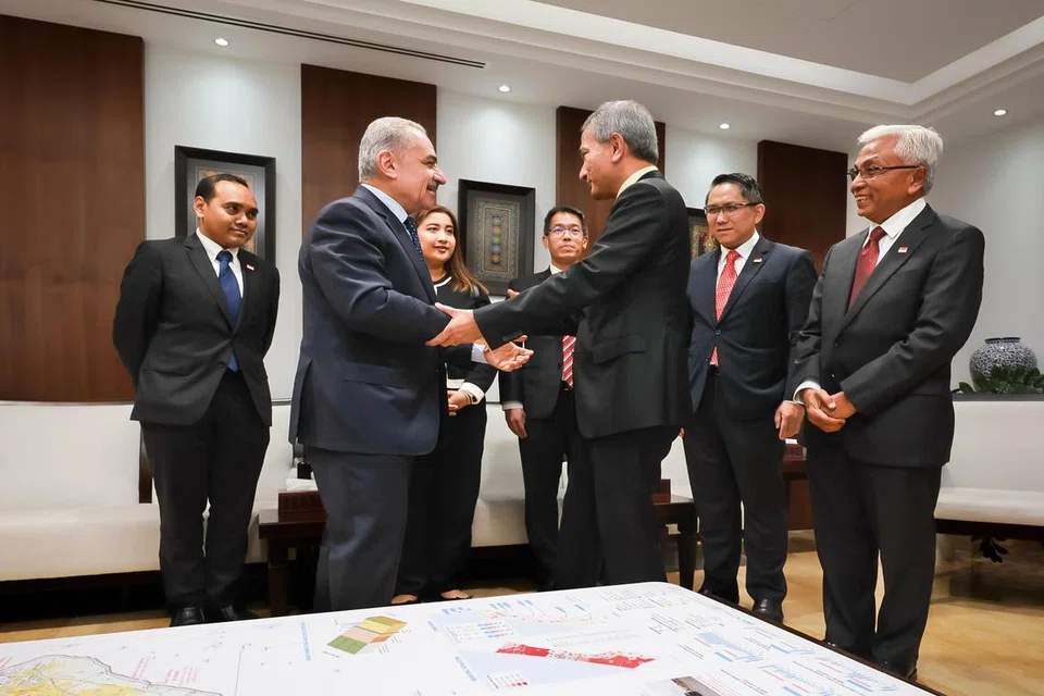Menteri Ehwal Luar, Dr Vivian Balakrishnan (tiga dari kanan) berjabat tangan dengan Perdana Menteri Palestin, Encik Mohammad Shtayyeh (dua dari kiri). Mereka diiringi (dari kiri) Anggota Parlimen Encik Zhulkarnain Abdul Rahim, Cik Nadia Ahmad Samdin, Encik Gerald Giam dan Encik Alex Yam. Bersama mereka ialah (kanan), wakil bukan pemastautin Singapura ke Palestin, Encik Hawazi Daipi. 