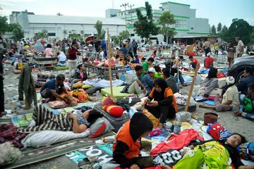 RAWATAN SEGERA: Mereka yang tercedera dirawat di sebuah kawasan terbuka bagi mengelakkan gempa susulan yang boleh melanda dan meruntuhkan bangunan.