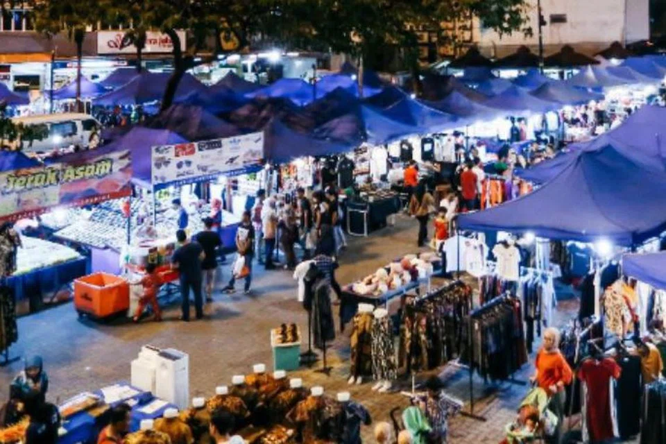 Peniaga di Bazar Karat Johor Bahru, Johor, berdepan kerugian kerana tidak dapat berniaga sepanjang musim tengkujuh ini.