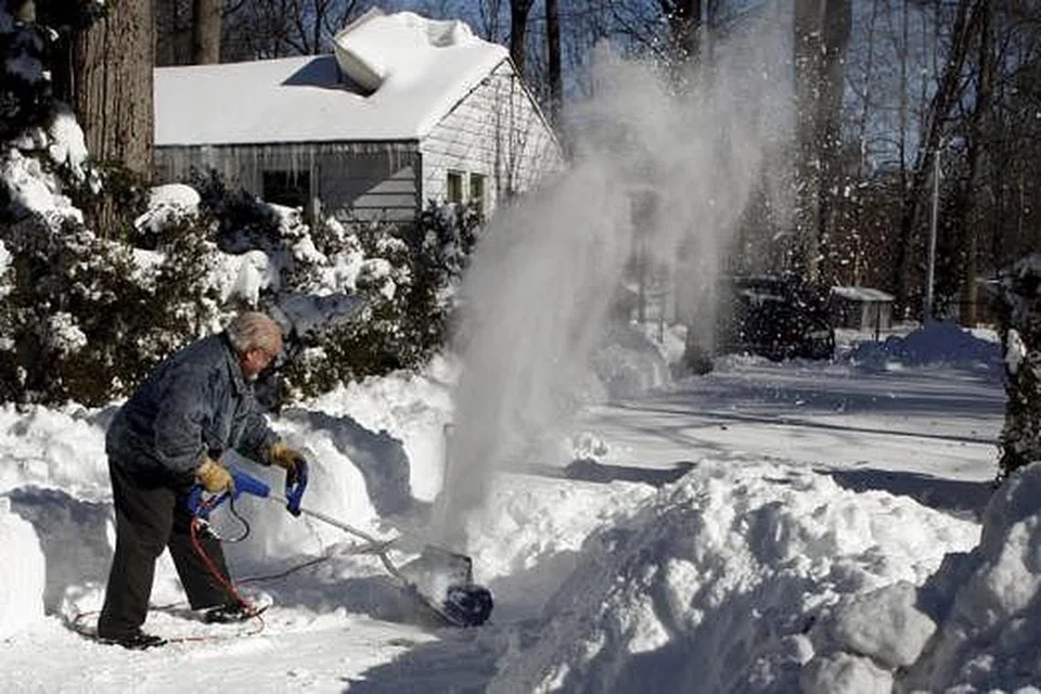 RIBUT SALJI: Seorang penduduk, Encik Frank Courtell, membersihkan salji yang melanda Annandale Virginia, Washington DC Beltway. Salji besar telah melanda beberapa wilayah di Amerika Syarikat termasuk di Washington. - Foto REUTERS