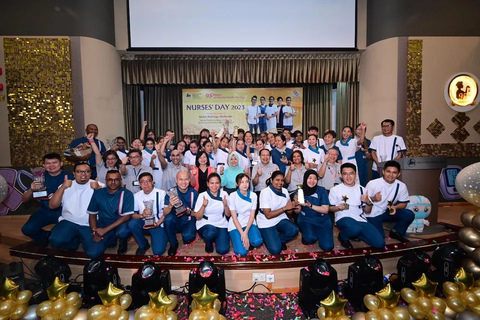 BERGAMBAR BERSAMA: Cik Rahayu Mahzam (barisan kedua, empat dari kanan) bergambar bersama sebilangan jururawat Institut Kesihatan Mental semasa acara Hari Jururawat IMH pada Khamis.