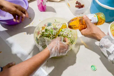 Selepas mencampurkan bahan-bahan kering seperti bawang dan sayur-sayuran, minyak sawi dituang ke dalam campuran itu untuk melengkapkan hidangan ‘jhalmuri’.