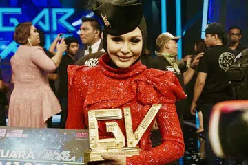 TIDAK PENAT BURU ILMU: Walaupun dirinya merupakan seorang guru vokal, Noryn Aziz, tidak pernah jemu mendapatkan ilmu baru bagi memperbaiki asas nyanyian dan seni persembahan sehingga bergelar juara Gegar Vaganza 5. - Foto ASTRO GEMPAK