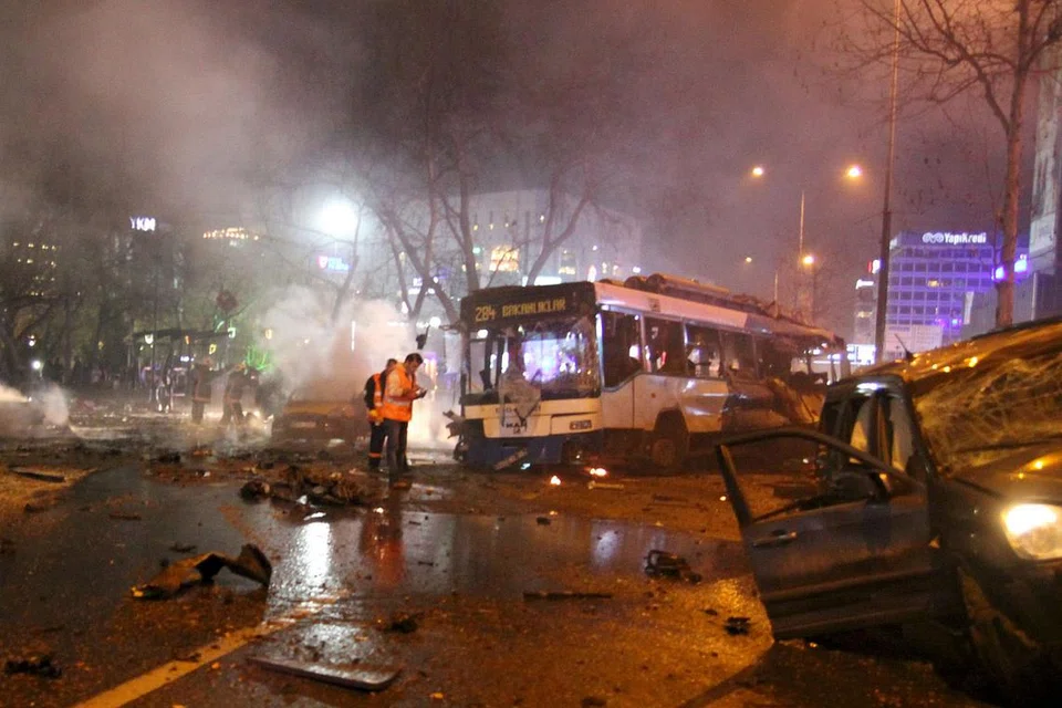 LAKUKAN SIASATAN: Pegawai kecemasan bergegas ke tapak letupan di Ankara semalam untuk menjalankan siasatan dan pemeriksaan. -- Foto REUTERS