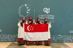 JUARA PERTANDINGAN: (Dari kiri) Sofiyyah Mohd Amirullah, 16 tahun; Sharifah Muneerah Sheik Nawaz, 18 tahun; Nur Wanie Azmi, 18 tahun; dan Nurwada’ah Mohamed, 17 tahun; pelajar dari Madrasah Alsagoff Al-Arabiah, dinobat juara Kejohanan Debat Sekolah Antarabangsa Qatar 2023.