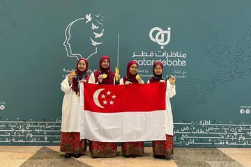 JUARA PERTANDINGAN: (Dari kiri) Sofiyyah Mohd Amirullah, 16 tahun; Sharifah Muneerah Sheik Nawaz, 18 tahun; Nur Wanie Azmi, 18 tahun; dan Nurwada’ah Mohamed, 17 tahun; pelajar dari Madrasah Alsagoff Al-Arabiah, dinobat juara Kejohanan Debat Sekolah Antarabangsa Qatar 2023.