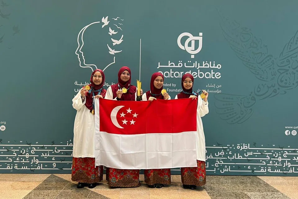 JUARA PERTANDINGAN: (Dari kiri) Sofiyyah Mohd Amirullah, 16 tahun; Sharifah Muneerah Sheik Nawaz, 18 tahun; Nur Wanie Azmi, 18 tahun; dan Nurwada’ah Mohamed, 17 tahun; pelajar dari Madrasah Alsagoff Al-Arabiah, dinobat juara Kejohanan Debat Sekolah Antarabangsa Qatar 2023.