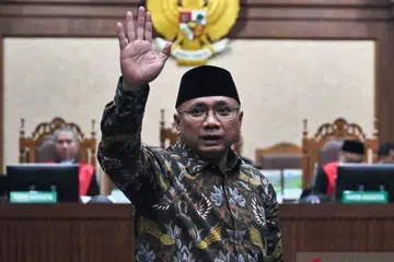Bekas Menteri Agama Indonesia, Encik Yaqut Cholil Qoumas, ketika menghadiri perbicaraan berhubung dakwaan rasuah dalam pengurusan kuota tambahan haji 2023-2024. Dalam perbicaraan terbaru, seorang bekas kakitangan Kementerian Agama memberi keterangan bahawa AS$905,000 (S$1.16 juta) dikutip daripada 181 jemaah bagi mempercepatkan giliran menunaikan haji khas pada 2023. Encik Yaqut dan tiga tertuduh lain berdepan pertuduhan dalam kes itu, dengan semua dakwaan masih belum dibuktikan di mahkamah.