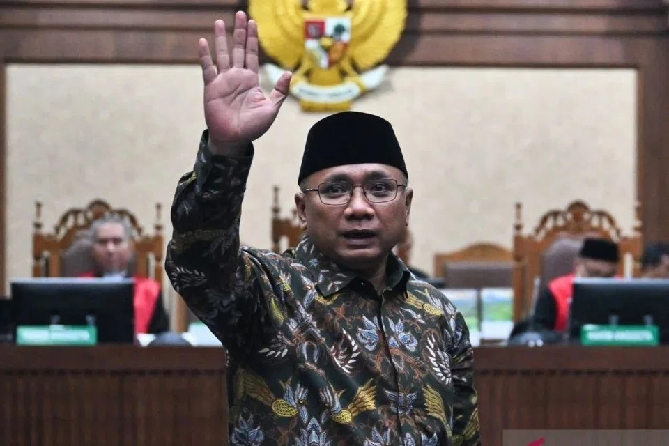 Bekas Menteri Agama Indonesia, Encik Yaqut Cholil Qoumas, ketika menghadiri perbicaraan berhubung dakwaan rasuah dalam pengurusan kuota tambahan haji 2023-2024. Dalam perbicaraan terbaru, seorang bekas kakitangan Kementerian Agama memberi keterangan bahawa AS$905,000 (S$1.16 juta) dikutip daripada 181 jemaah bagi mempercepatkan giliran menunaikan haji khas pada 2023. Encik Yaqut dan tiga tertuduh lain berdepan pertuduhan dalam kes itu, dengan semua dakwaan masih belum dibuktikan di mahkamah.