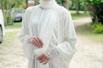 TERKEJUT DENGAN SAMBUTAN: Pelakon dari Malaysia, Amyra Rosli (gambar atas), terkejut dengan sambutan drama Nur di Indonesia. - Foto FACEBOOK AMYRA ROSLI