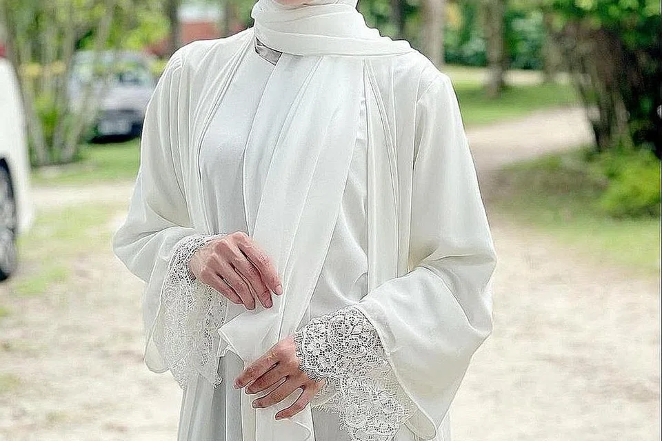 TERKEJUT DENGAN SAMBUTAN: Pelakon dari Malaysia, Amyra Rosli (gambar atas), terkejut dengan sambutan drama Nur di Indonesia. - Foto FACEBOOK AMYRA ROSLI