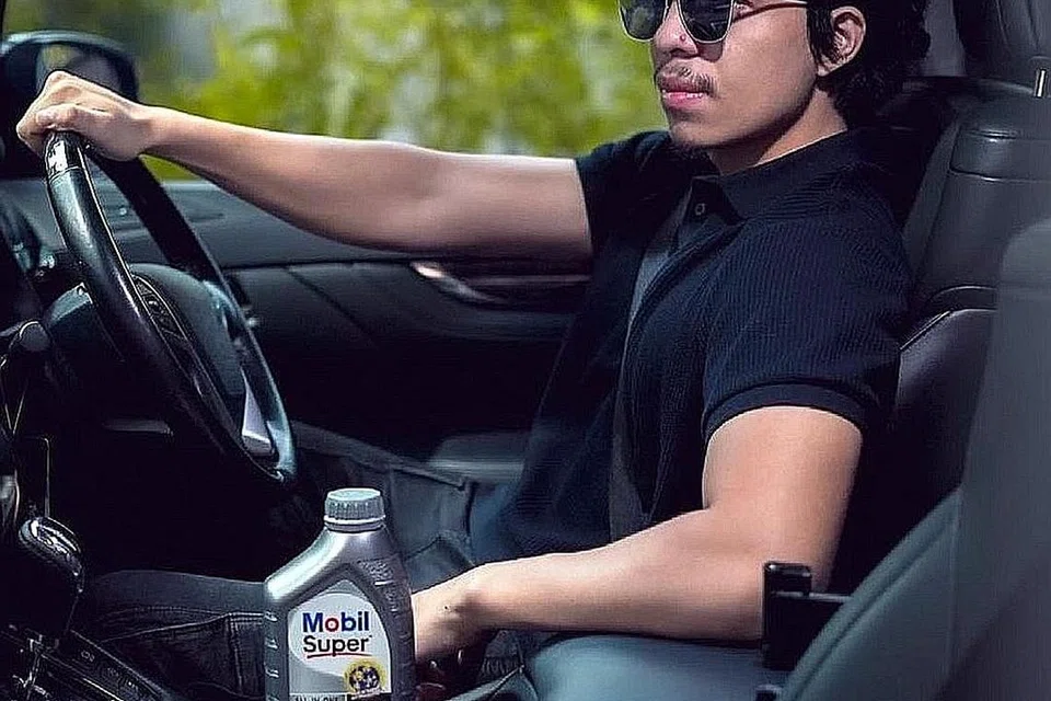 ATTA HALILINTAR: Pempengaruh media sosial dan YouTuber, Atta Halilintar didapati positif Covid-19 pada April lalu - ujian positif kedua bagi beliau. Menurutnya, beliau terkejut kerana telah dijangkiti buat kali kedua, semasa melakukan ujian swab sebelum menaiki pesawat bagi urusan kerja di Solo. Atta, yang merupakan suami kepada selebriti, Aurelie Nurhermansyah, menjalani pengasingan diri sebelum ujian Covid-19 beliau didapati negatif lebih seminggu kemudian. Bagaimana pempengaruh itu menceritakan pengalamannya bertarung dengan Covid-19 buat kali kedua? Menerusi video di YouTube, apa lagi? - Foto INSTAGRAM ATTA HALILINTAR 