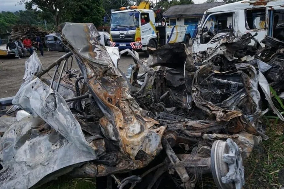 Kenderaan yang rosak dan terbakar akibat nahas di bawa keluar dari Plaza Tol Ciawi, Bogor, Jawa Barat bagi tujuan siasatan.