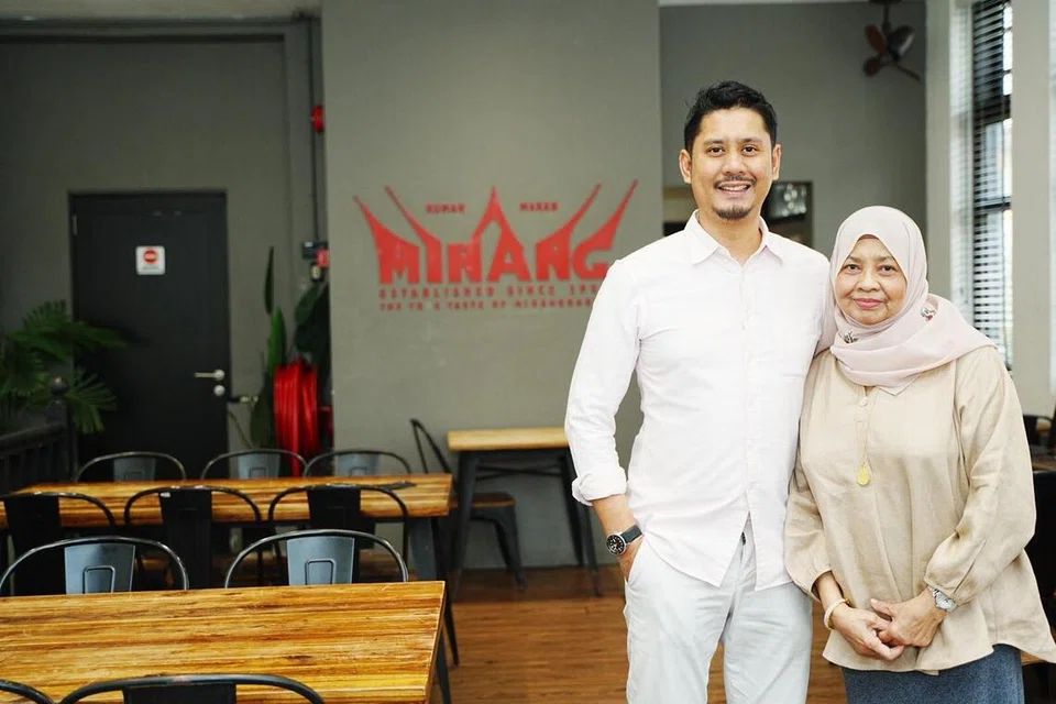 Antara cabaran terbesar Encik Hazmi Zin dan Cik Zubaidah Marlian semasa mengendali Rumah Makan Minang adalah dari segi operasi dan berinteraksi bersama pelanggan muda.