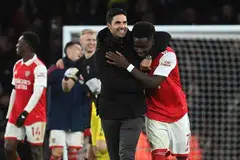 KELIBAT JUARA: Mikel Arteta (kiri) meraikan kemenangan Arsenal 3-1 ke atas West Ham bersama Bukayo Saka di Stadium Emirates. 