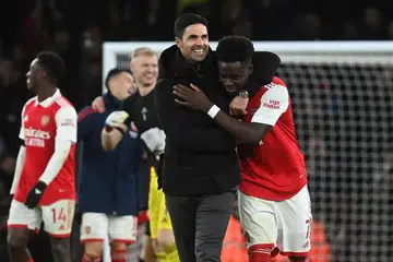 KELIBAT JUARA: Mikel Arteta (kiri) meraikan kemenangan Arsenal 3-1 ke atas West Ham bersama Bukayo Saka di Stadium Emirates. 