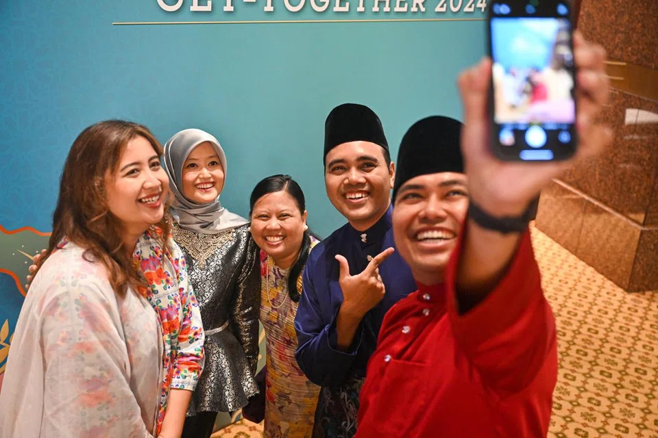 Anggota Parlimen (AP) Melayu/Islam yang hadir di majlis itu termasuk (dari kiri) Cik Nadia Samdin (GRC Ang Mo Kio); Cik Rahayu Mahzam (GRC Jurong) yang juga Setiausaha Parlimen Kanan (Kesihatan merangkap Undang-Undang); Cik Mariam Jaafar (GRC Sembawang); Encik Zhulkarnain Abdul Rahim (GRC Chua Chu Kang); dan Encik Sharael Taha (GRC Pasir Ris-Punggol).
