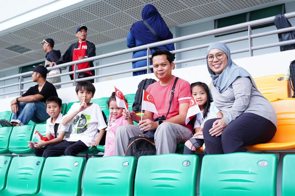 Encik Fahmi Anuar (tiga dari kanan) bersama keluarganya bersedia untuk ke Stadium Nasional Bukit Jalil