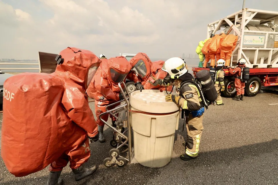 Latihan tindak balas kecemasan bahan kimia dijalankan bersama oleh Agensi Sekitaran Kebangsaan (NEA) dari Singapura dan Jabatan Sekitaran (DOE) dari Malaysia berlangsung pada 23 Julai di Linkedua Tuas. Sekitar 500 peserta daripada 15 agensi dari kedua-dua negara terlibat dalam latihan itu. Antara lain teknologi baru seperti anjing robotik Pasukan Pertahanan Awam Singapura (SCDF) dan Pengesan Gas Jarak Jauh milik Jabatan Bomba dan Penyelamat Malaysia telah diuji.
