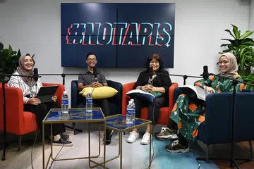 BINCANG BERSAMA: Tetamu dalam episod podcast #NoTapis Berita Harian yang berjudul ‘Besarnya impak pendidik prasekolah pada si kecil’ - (dua dari kiri) Encik Kamal Hariz Othman, Cik Seri Rahayu Ariff dan Cik Fizah Nizam - bincangkan tentang kesan besar guru prasekolah pada murid bersama hos podcast, Cik Natasha Mustafa (kiri).