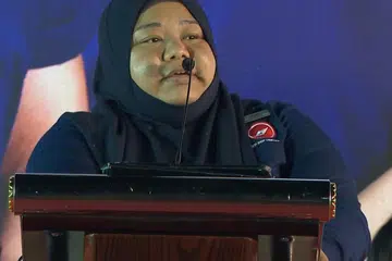 Cik Liyana Dhamirah menyertai pasukan Titik Merah Bersatu (RDU) setelah dapat bangkit semula daripada kesusahan hasil pertolongan Setiausaha Agung RDU, Encik Ravi Philemon, pada 2009.
