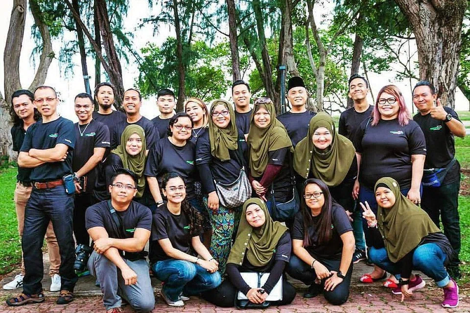 SEDIA BERBAKTI: Anggota Project Goodwill Aid, yang menghulurkan bantuan kepada penghuni flat-flat sewa menerusi kunjungan dari rumah ke rumah, kini dianggotai sekitar 40 sukarelawan. - Foto ihsan SITI NURANI MOHD SALIM 