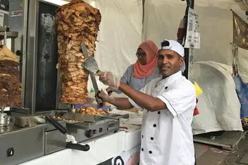 NIKMATI REZEKI LUMAYAN: Encik Abdul Rahim boleh menikmati hasil jualan purata harian yang mencapai $2,000 dengan menjual kebab di pasar malam. - Foto ATIYYAH MOHAMED SAID