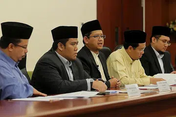 JELASKAN KEPUTUSAN JAWATANKUASA FATWA: Dr Mohamed Fatris Bakaram (tiga dari kanan) dalam satu sidang akhbar pada 2012 mengenai keputusan Jawatankuasa Fatwa tentang ajaran kumpulan Quran Hadith Jemaah atau Islam Jemaah yang didapati berbahaya. Bersamanya ialah (dari kiri) Ustaz Mohd Murat Md Aris, Ustaz Irwan Hadi Mohd Shuhaimy, Dr Firdaus Yahya, dan Ustaz Izal Mustafa. - Foto fail