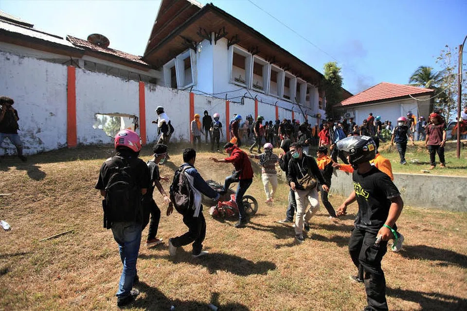 BANTAHAN GANAS: Para penunjuk perasaan di luar bangunan majlis perundangan semasa bantahan di Kendiri, wilayah Sulawesi Tenggara, pada Khamis (26 September). - Foto REUTERS. 