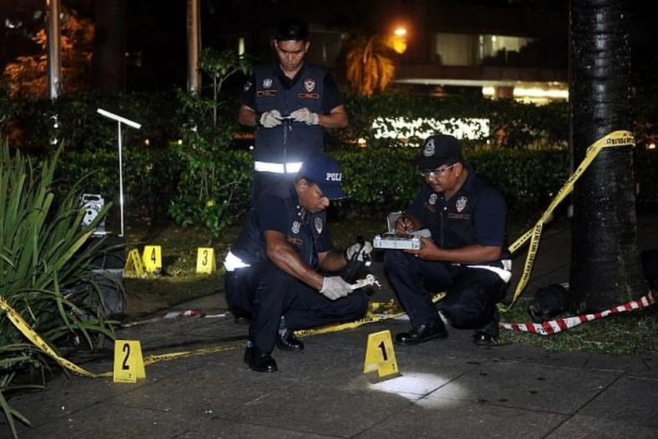 LAKUKAN PEMERIKSAAN: Polis menjalankan pemeriksaan selepas bahan yang dijumpai di Aquaria di KLCC disahkan bukan bom. - Foto THE MALAY MAIL